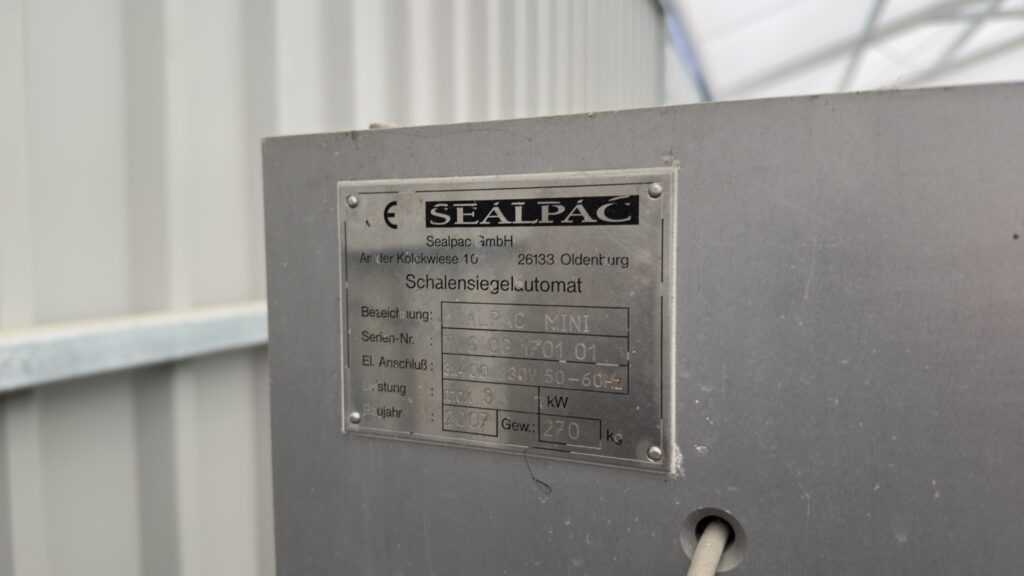 Półautomatyczna zgrzewarka do tacek SEALPAC MINI tabliczka znamionowa