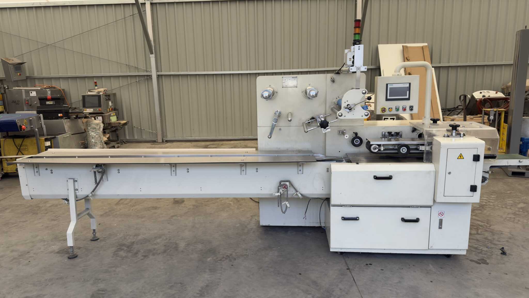 pozioma maszyna pakująca Zbyszek SF-D3 z transporterem