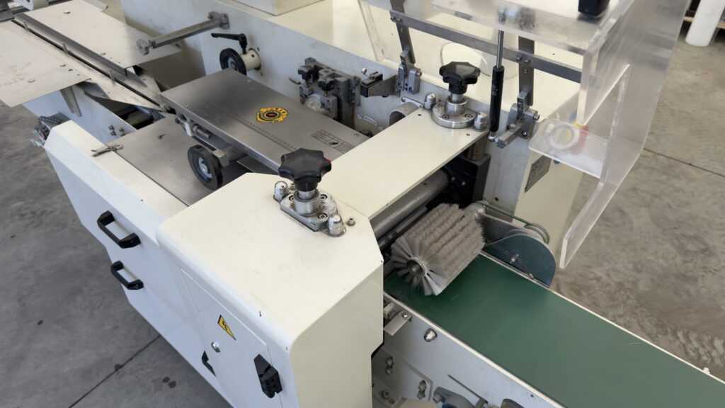 pozioma maszyna pakująca Zbyszek SF-D3 z transporterem