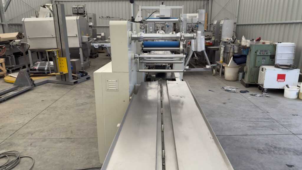 pozioma maszyna pakująca Zbyszek SF-D3 z transporterem