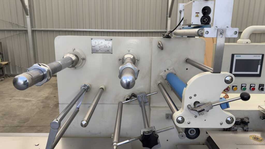 pozioma maszyna pakująca Zbyszek SF-D3 z transporterem