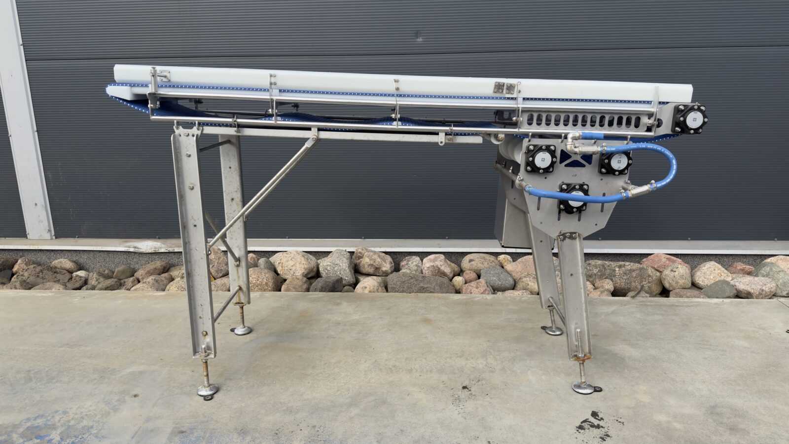 Poziomy przenośnik taśmowy VALKA z taśmą modułową BMC MachFood